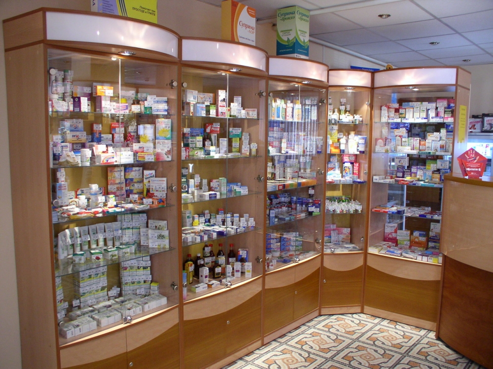 Атека. Аптечная витрина. Аптечная витрина для медикаментов. Красивые витрины аптек. Прилавок аптеки.